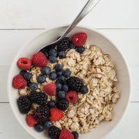 Mixed Berry Overnight Oats | @naturallyella